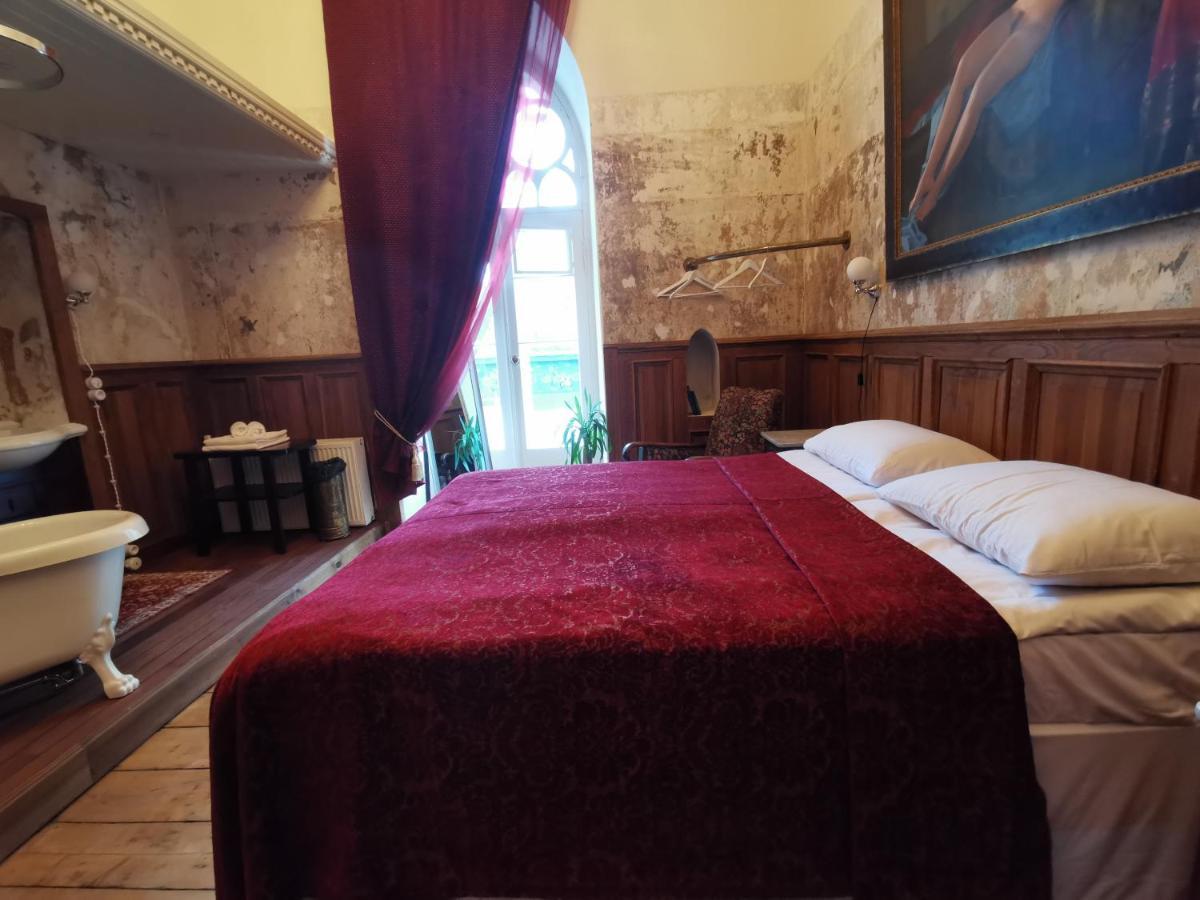 Laitse Castle Hotell Exteriör bild